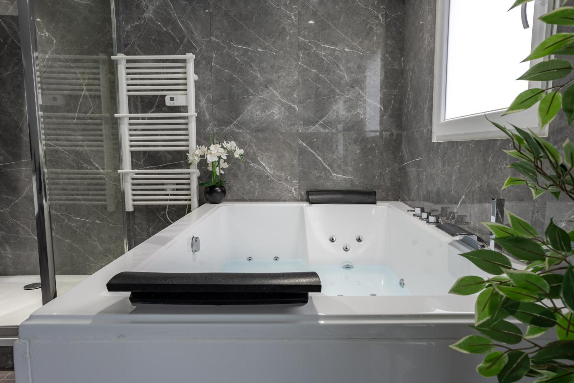 Suite Avec Jacuzzi & Terrasse Savigny-le-Temple Exterior photo