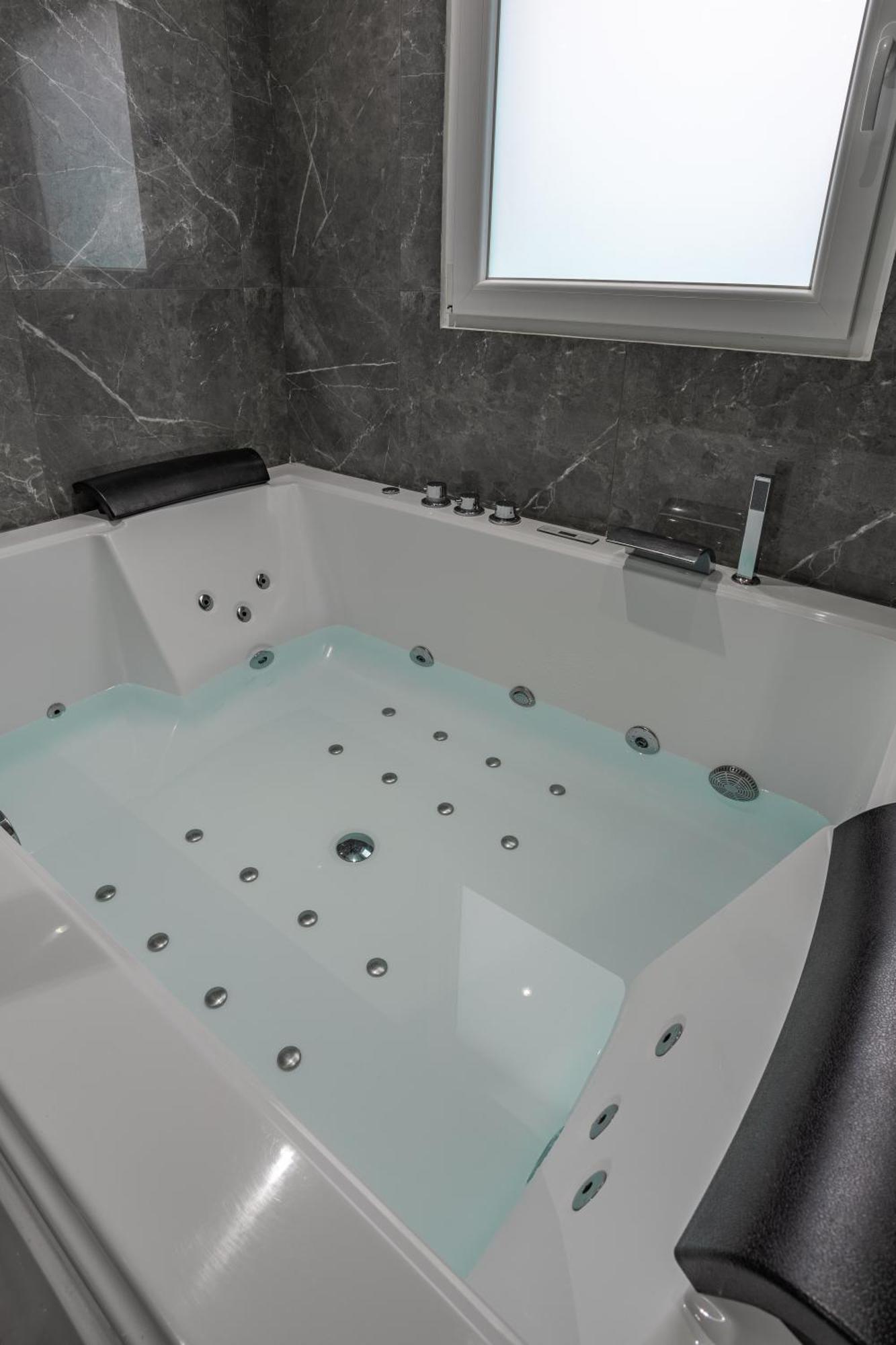 Suite Avec Jacuzzi & Terrasse Savigny-le-Temple Exterior photo
